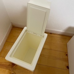 IKEAの小さいゴミ箱の画像
