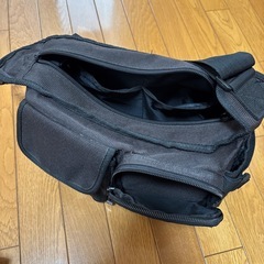 黒いボディバッグ（カメラバッグ） ポケット付きの画像