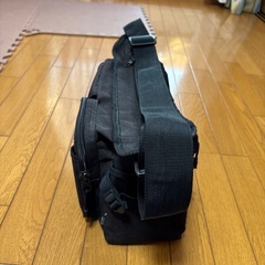 黒いボディバッグ（カメラバッグ） ポケット付きの画像