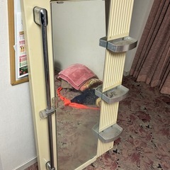 洗面化粧台　お風呂場　化粧鏡　石鹸置き3段あり　手すり付　留め金具ありの画像