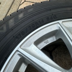 値下げ！【ガリキズ無し美品✨】バリ山スタッドレス！コンパクトカーに最適！１４インチスタッドレスタイヤの画像