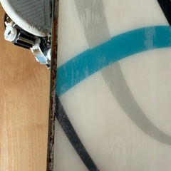 スノーボードとバインディングの画像