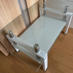 ガラステーブルの画像