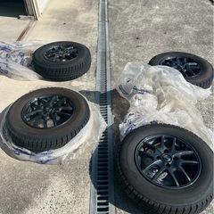 ブリヂストンスタッドレスタイヤ(日産純正ホイール付き)の画像