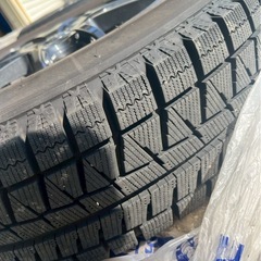 ブリヂストンスタッドレスタイヤ(日産純正ホイール付き)の画像