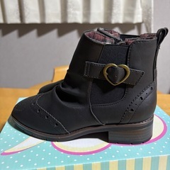 新品ブーツ ハート型バックル付き　ブラック　19cmの画像