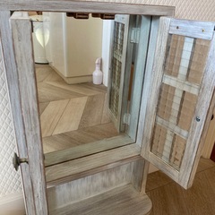 収納付きレトロ風鏡の画像