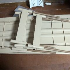 硬質プラスチック製の収納ラックの画像