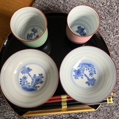 箱入★夫婦セット★有田焼お茶碗&湯呑み★輪島塗お箸&お盆付きの画像