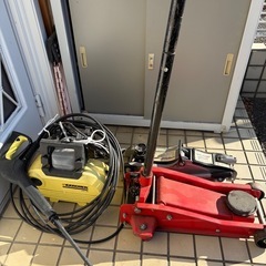 ガレージジャッキ2台と高圧洗浄機の画像