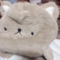 くま？ねこ？ポンポン付き 帽子 ニット帽 ファー ベージュ 子ども 大人の画像