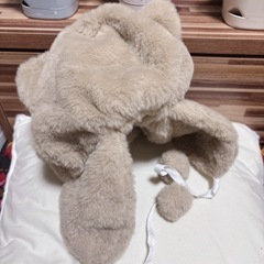 くま？ねこ？ポンポン付き 帽子 ニット帽 ファー ベージュ 子ども 大人の画像