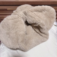 くま？ねこ？ポンポン付き 帽子 ニット帽 ファー ベージュ 子ども 大人の画像