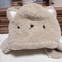 くま？ねこ？ポンポン付き 帽子 ニット帽 ファー ベージュ 子ども 大人の画像
