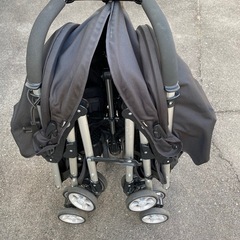 コンビ双子ベビーカーの画像