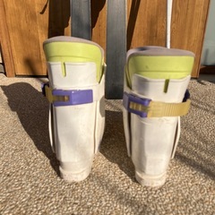 子供用スキー、靴、ストックの3点セットの画像