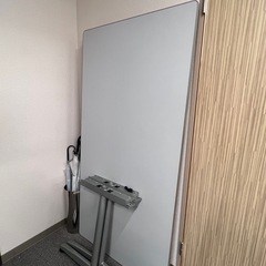 【急募】12/29　九段下駅周辺のビルでお渡し　ドタキャンされました　😭会議テーブルの画像