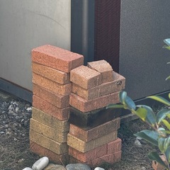 終了：
ブロックと少量のレンガの画像