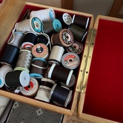 木製裁縫箱と糸セット　まとめての画像