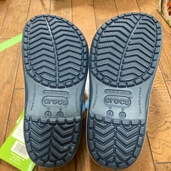 crocs花柄の画像