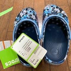 crocs花柄の画像
