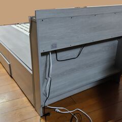 世田谷区近辺配送可能　美品 タンスのゲン 大容量収納 木製ベッドフレーム 幅98㎝［シングル］まるでタンスの収納力 大容量 収納付きベッド ベッドフレーム USB付き2口コンセント LEDライト【超大型商品】〔81200000a〕の画像