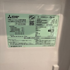 赤い冷蔵庫（右開き）370Lの画像