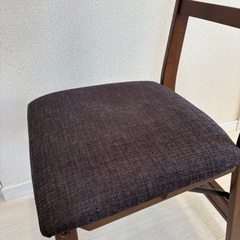 折りたたみもできる木製イスの画像