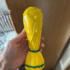 これは私が自分で作ったサッカーカップです。 材料は金属、紙、プラスチックで、接着剤で固定されていますの画像