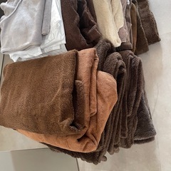 シングルフリース毛布、エステ用ベッドシーツ等10枚➕ガウンの画像