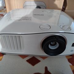 EPSON　EH-TW6600　レンズシフト・ズームありで設置自由度が高い３Dプロジェクター（訳あり）の画像
