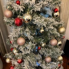 クリスマスツリーとオーナメントの画像