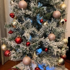 クリスマスツリーとオーナメントの画像