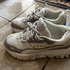 スニーカー　レディースの画像