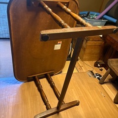 キツツキマークダイニングテーブルの画像