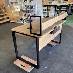 オフィスデスクの画像