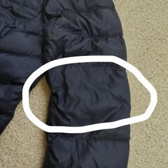 ユニクロ コンパクト ダウンジャケット ノーカラー ネイビー 薄手 Mサイズの画像