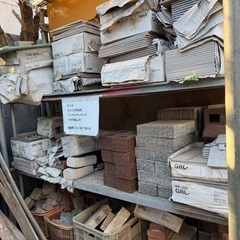 工事で不要になったタイルの画像