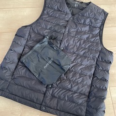 ユニクロ パフテックコンパクベスト メンズ Sサイズ ブラック 黒 インナーベスト 防寒の画像