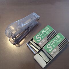 透明ホチキス＋No.10芯2箱＋コンパクト穴あけパンチ（透明ブルー）セットの画像