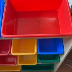 おもちゃ収納棚の画像