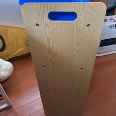 おもちゃ収納棚の画像