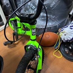 子供用14インチ自転車とストライダーの画像