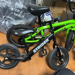 子供用14インチ自転車とストライダーの画像