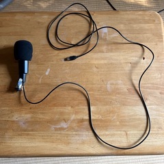 テーブル、ヘッドフォン、マイクの画像