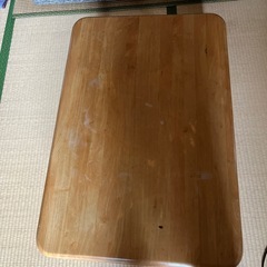 テーブル、ヘッドフォン、マイクの画像