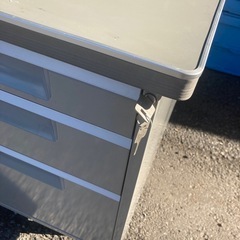 【ジモティー割引で最大15％OFF⭐️】オフィスデスク　スチールデスク　事務机　鍵付きの画像