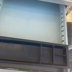 【ジモティー割引で最大15％OFF⭐️】オフィスデスク　スチールデスク　事務机　鍵付きの画像