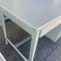 【ジモティー割引で最大15％OFF⭐️】オフィスデスク　スチールデスク　事務机　鍵付きの画像