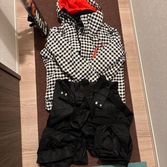 スキー板、靴、ウェア、グローブ、ゴーグル、カバン6点セットの画像